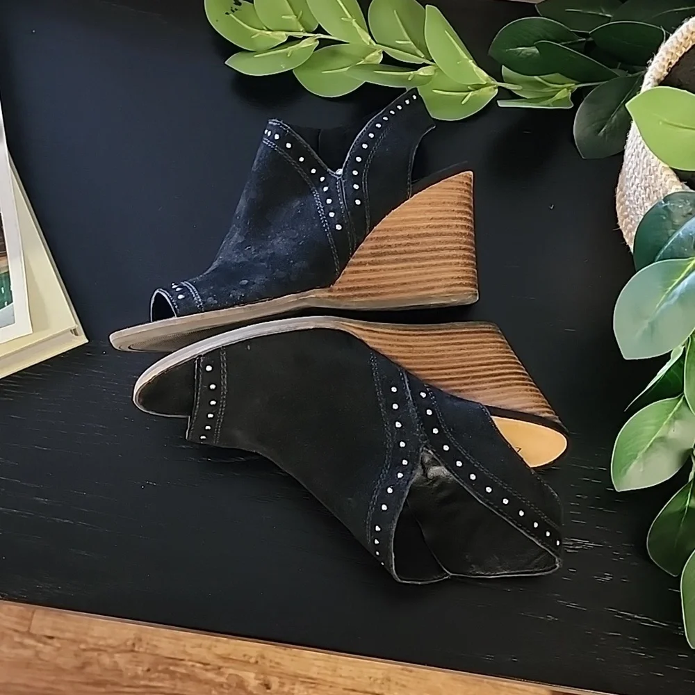 LUCKY BRAND Ulyssas Suede Slingback Wedge Sandals 39 8.5 Studs Vegan Leather